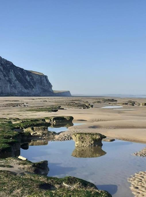 La cabane du sentier, logement original en bois et sur pilotis avec beau jardin et très proche de la mer Sangatte Esterno foto