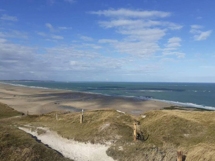 La cabane du sentier, logement original en bois et sur pilotis avec beau jardin et très proche de la mer Sangatte Esterno foto