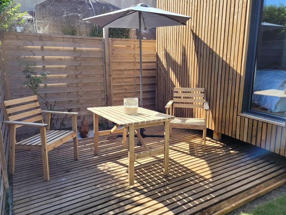 La cabane du sentier, logement original en bois et sur pilotis avec beau jardin et très proche de la mer Sangatte Esterno foto